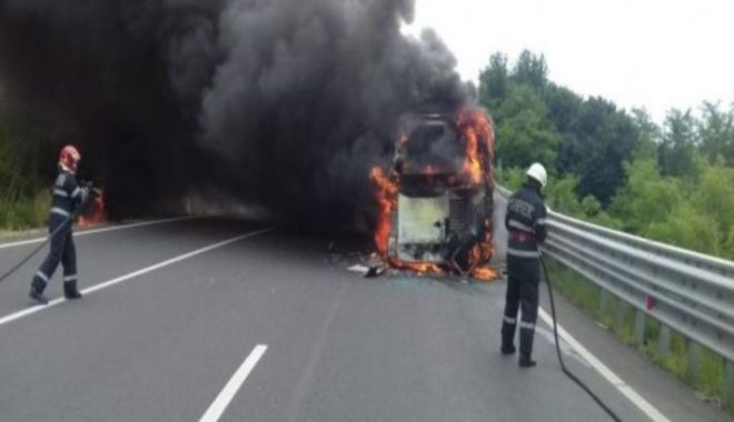 Autobuz în flăcări! Pasagerii s-au autoevacuat - ddd-1582285854.jpg