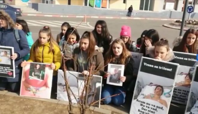 Colegii copilului băgat în comă s-au rugat pentru el, în fața spitalului - ddd-1582388352.jpg