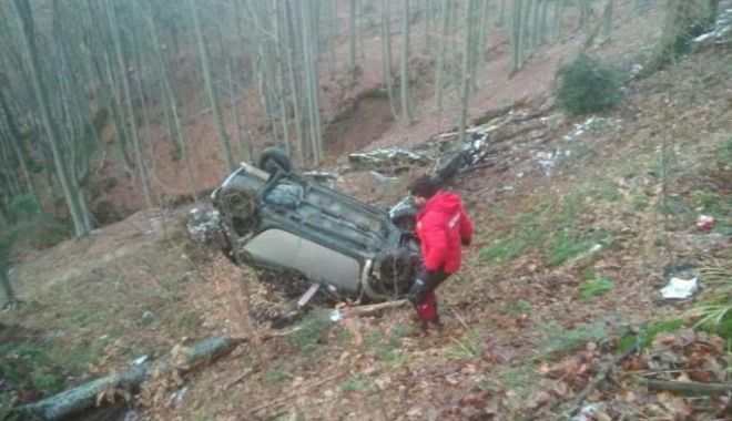 Alertă la 112: A căzut cu mașina în râpă - ddd-1582393804.jpg