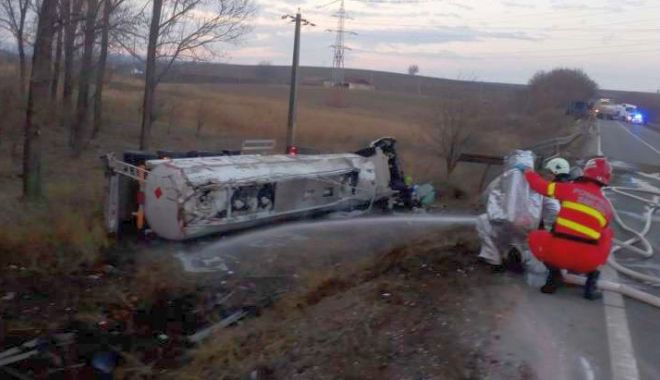 Pericol de explozie! Autotren cu benzină, răsturnat lângă drum - ddd-1583178559.jpg