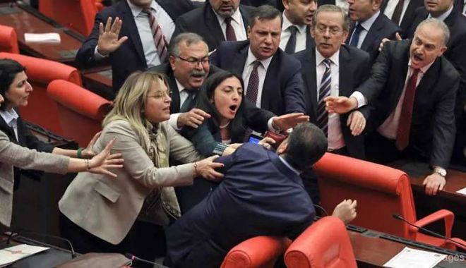 Bătaie în Parlamentul turc! Erdogan, acuzat de iresponsabilitate - ddd-1583352310.jpg