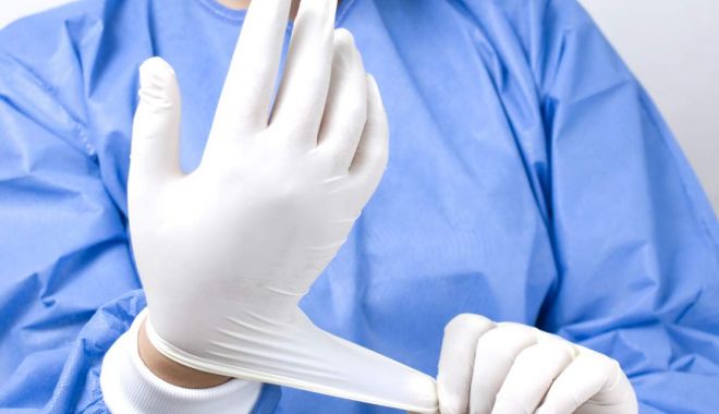 Mănuși medicale de unică folosință comercializate ilegal, confiscate de polițiști - ddd-1586197612.jpg