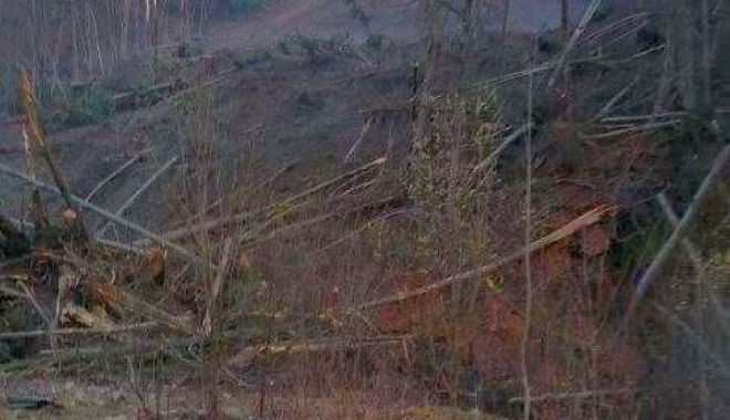20 de familii, evacuate din cauza unei alunecări de teren - ddd-1586545700.jpg