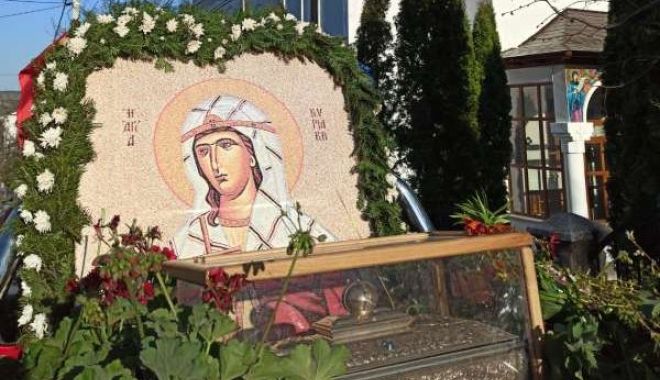 Icoana și moaștele Sfintei mucenițe Chiriachi, purtate în procesiune - ddd-1586629938.jpg