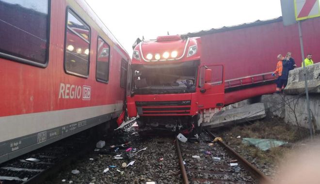 ACCIDENT SPECTACULOS! A căzut cu mastodontul pe calea ferată! - dddd-1583330194.jpg