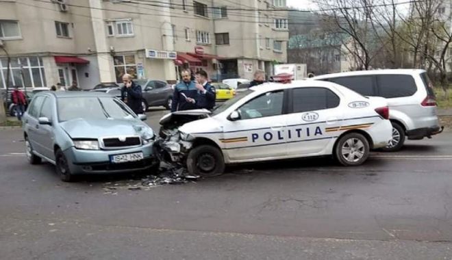 Nu a văzut, nu a auzit… Mașină de Poliție, lovită în misiune - dddd-1583395784.jpg