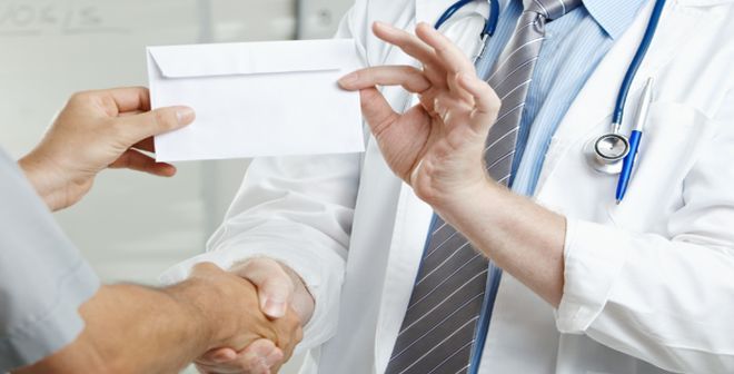 Medic PRINS ÎN FLAGRANT! Vezi cât cerea pentru operație - dddd-1583496022.jpg