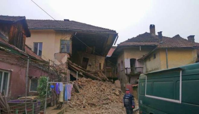 CLĂDIRE PRĂBUȘITĂ în centrul istoric! Degradarea era avansată… - dddd-1583912269.jpg