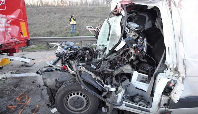 ACCIDENT TERIBIL! A intrat sub un camion, la 130 km/h! - dddd-1583925405.jpg