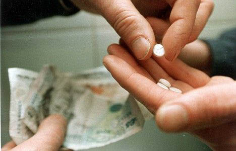 Dealeri care aprovizionau cu droguri stațiunea Mamaia, băgați după gratii - dealericareaprovizionaudrogurima-1399309951.jpg