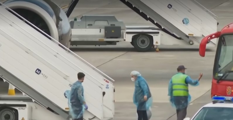 Pasagerii navei cu hantavirus au fost debarcați și plasați în serie după focarul izbucnit la bord - debarcare-1778481918.webp