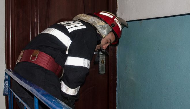 Bătrâni căzuți în casă, ajutați de pompieri - deblocareusa-1576437783.jpg