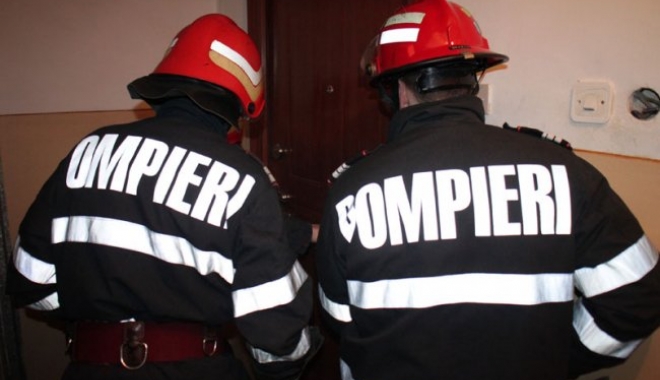 ALERTĂ LA CONSTANȚA! Pompierii intervin cu autoscara, pentru a debloca o ușă - deblocareusapompieri-1514982903.jpg