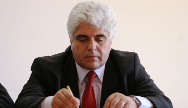 Decan condamnat la 9 ani pentru 200 euro mită. Vântu, condamnat la 8 ani pentru furtul a 13 milioane dolari - decan-1487696912.jpg