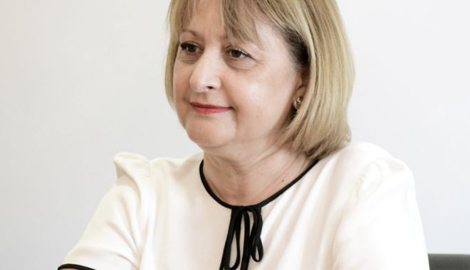 Decanul Mirela Damian: 
