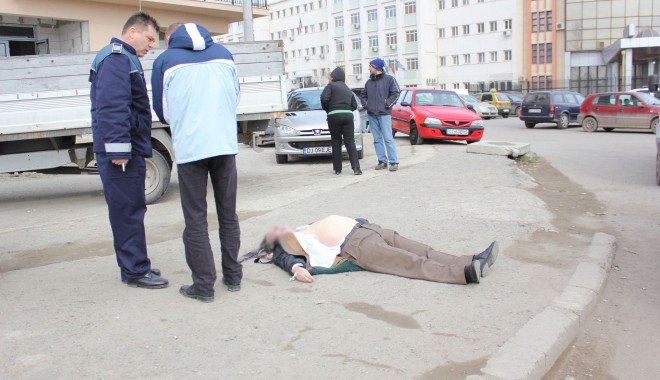 IMAGINI SCANDALOASE la Constanța / Cadavru jumătate dezbrăcat abandonat de ambulanță în fața școlii - decedat-1330350119.jpg