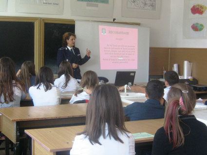 De ce ies polițiștii  în stradă,  în acțiuni de prevenire - deceiespolitistiiinstradaactiuni-1412008873.jpg