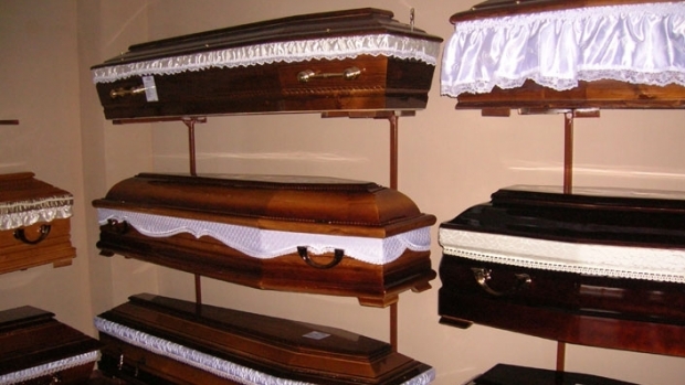Morții, înmormântați cu brățări de identificare ale firmei de pompe funebre - deces-1463850660.jpg