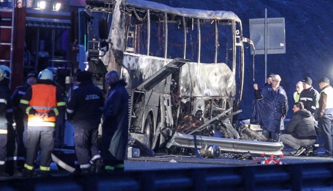 Tragedie pe o autostradă din Bulgaria: Cel puțin 45 de oameni au murit după ce un autocar a luat foc - deces-1637652331.jpg