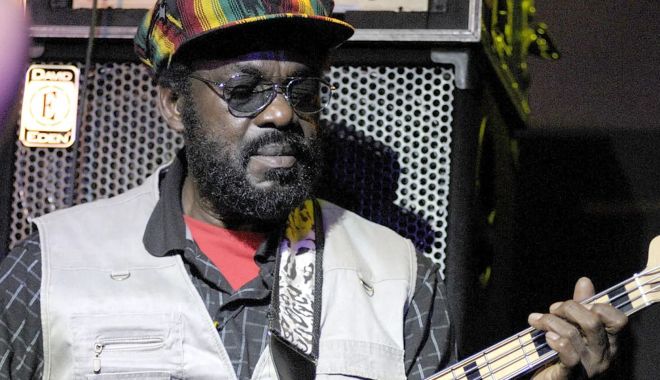 A murit Aston Barrett, basistul trupei lui Bob Marley. Drum lin printre stele, „Family Man”! - deces-1707043764.jpg