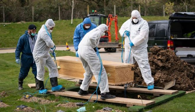 Bărbat mort de Covid scos de rude din sicriul sigilat, pentru înmormântare cu priveghi - deces2-1593605063.jpg