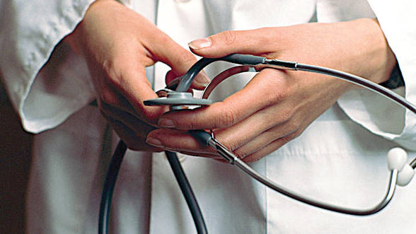 A murit după ce și-a tăiat degetele și a fost ținut 5 ore pentru radiografii! - decesetemromaniideproceselemalpr-1355065822.jpg