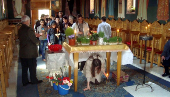 De ce e bine să trecem, astăzi, pe sub masă - decetrecem-1492096032.jpg