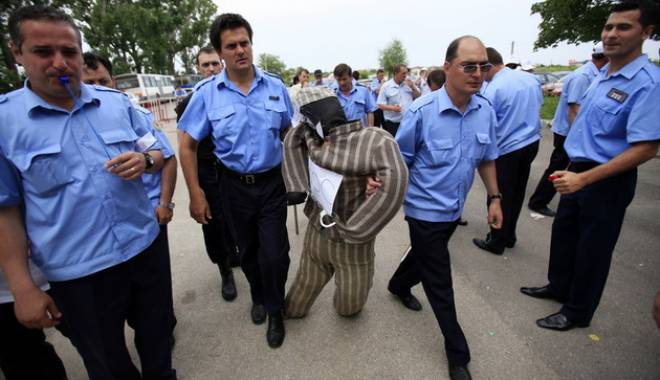 De ce vor să iasă în stradă gardienii din penitenciare - decevorsaiasainstrada-1439371692.jpg