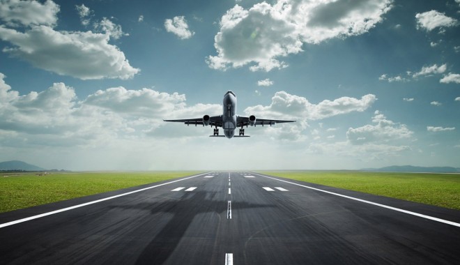 A sărit un gard de sârmă ghimpată pentru a opri decolarea unui avion - decolare17875000-1407765428.jpg
