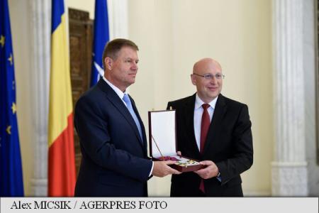 Ștefan Hell, decorat de președintele Iohannis - decoratdeiohannis-1441368723.jpg
