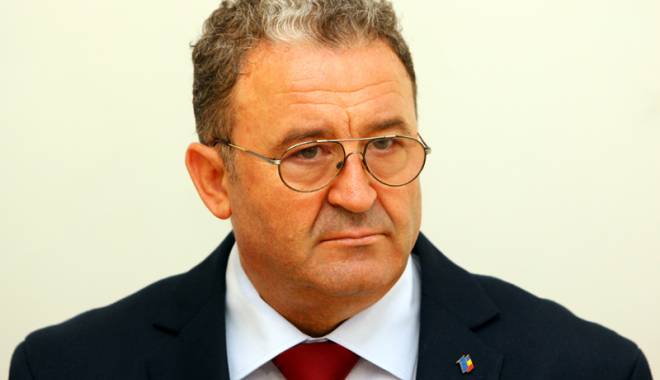 Prof. Vasile Nicoară: „O distincție ca o dovadă de încredere” - decoratiemircea-1638383820.jpg