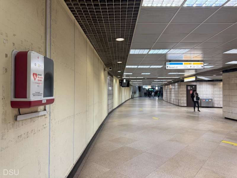 Peste 10 staţii de metrou dotate cu defibrilatoare automate - defibrilatoare-1727889978.jpg