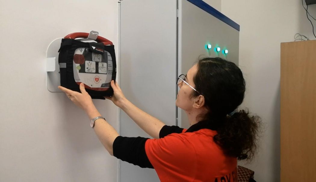 Primul oraş din România care a montat defibrilatoare mobile în școli - defibrilator-1742211960.jpg