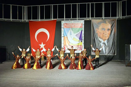 Delegație a UDTTMR, în vizită  la primarul din localitatea Yalova - delegatieaudttmrfestivalyalova20-1406298393.jpg