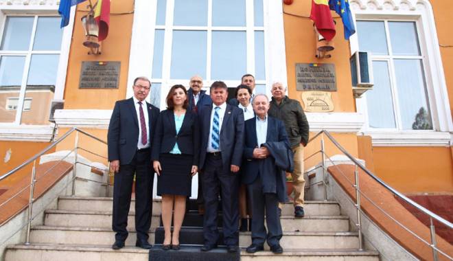 Delegație  din Turcia, în vizită la Primăria Medgidia - delegatiedinturcialamedgidia-1447180071.jpg