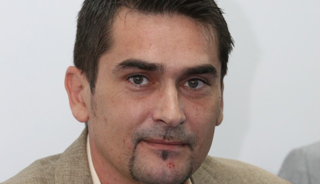 Schimbare de director la Complexul Muzeal de Științe ale Naturii. Adrian Mănăstireanu înlocuit cu Adrian Bâlbă - delfinariumihaimanastireanu10-1333621128.jpg