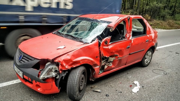 Artist implicat într-un accident de circulație. Mașina sa, prinsă între două TIR-uri - deliric-1476944725.jpg