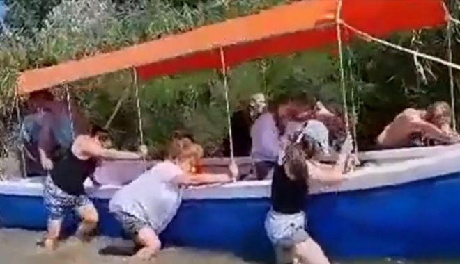 Turişti din Deltă, blocaţi cu barca în noroi, după ce canalele au secat
