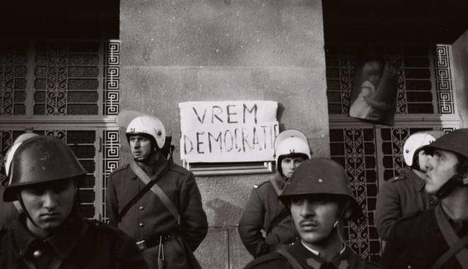 Imagini document / 25 DE ANI DE LA REVOLUȚIE - 22 decembrie 1989: Fuga lui Ceaușescu și zeci de mii de oameni în stradă, sub tiruri de gloanțe - demo-1419246996.jpg