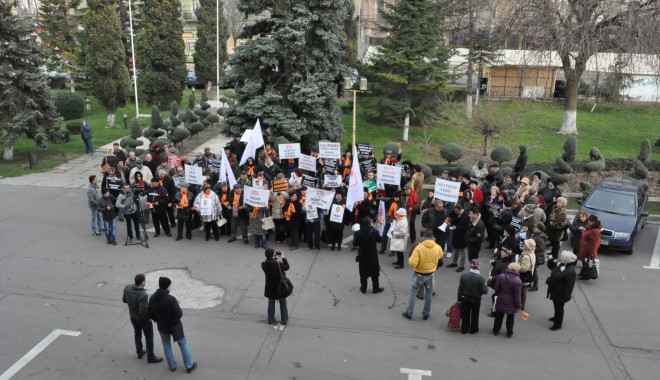 Democrat-liberalii au protestat la Prefectura Constanța - democratliberaliiauprotestat-1386335152.jpg