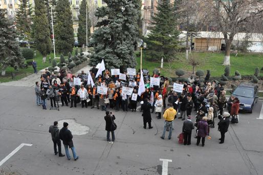 Democrat-liberalii au protestat la Prefectura Constanța - democratliberaliiauprotestat-1386354699.jpg