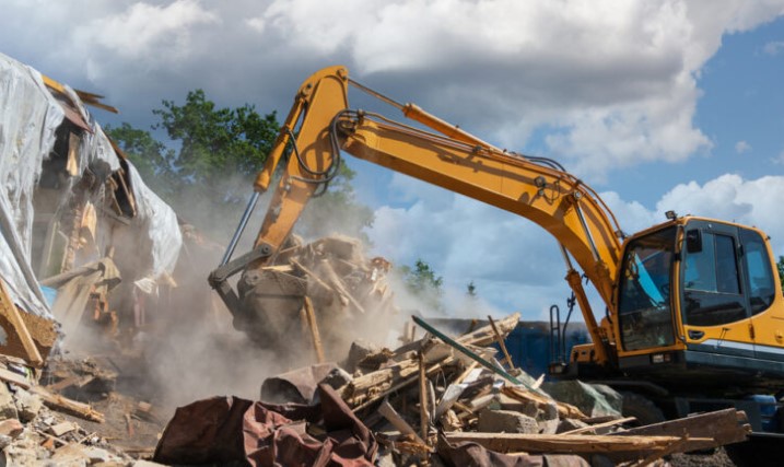 Decizie extremă: și-a demolat propria casă după ani de luptă cu ocupanți ilegali români