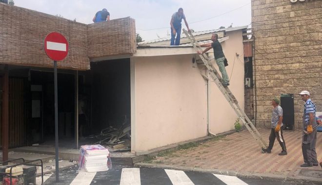 O parte din clădirea cafenelei „Entourage” a fost demolată - demolareentourage1-1628253440.jpg