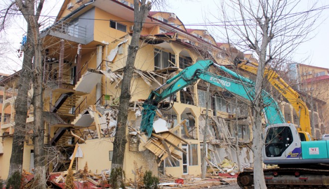 Demolare cu scandal la Hotelul Histria - demolarehotelhistria15-1325013549.jpg