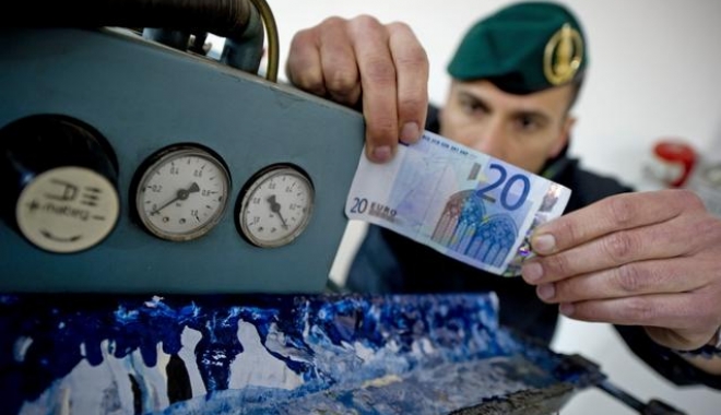 Poliția italiană anunță confiscarea a 28 milioane de euro în bancnote false. O tiparniță se afla în România - denarofalso-1510646461.jpg