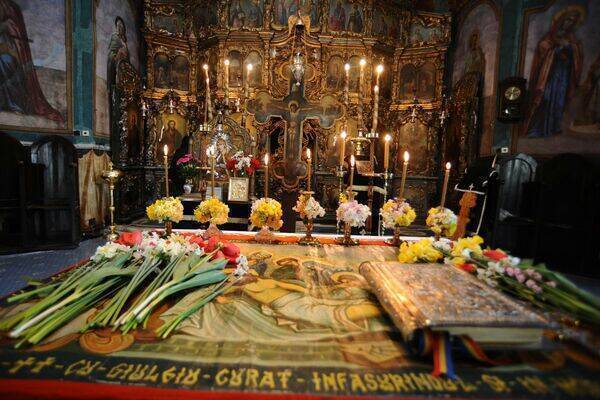 Încep slujbele Deniilor. Semnificația și desfășurarea lor în Săptămâna Mare