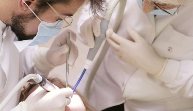 Un dentist a scăpat o șurubelniță în gâtul unei paciente în timp ce o trata