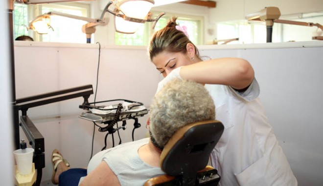 Cum poți să-ți plombezi dinții cu 10 lei - dentistibatranicentru3-1310486905.jpg