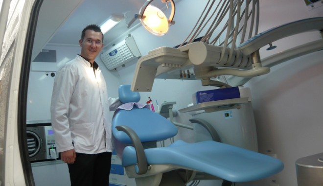 Constănțeni care nu au văzut niciodată un dentist - dentististomatologicaravana-1315420545.jpg