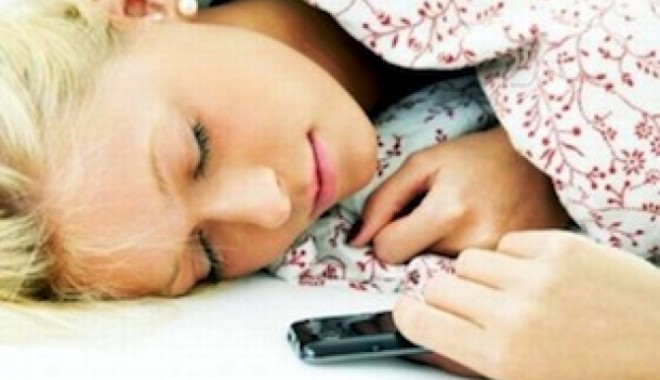 De ce nu trebuie  să dormim  cu mobilul în cameră - denutrebdormimmobil-1394983440.jpg